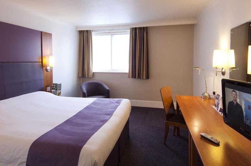 Premier Inn Cheltenham Central Exterior photo