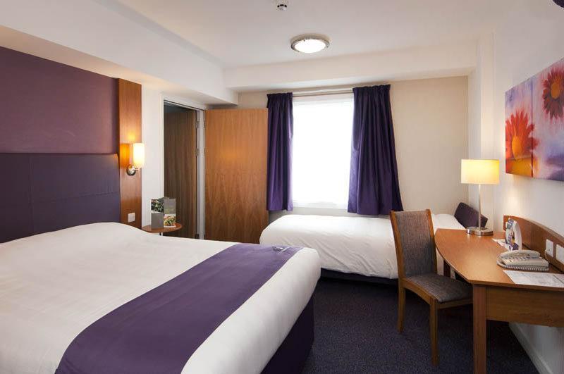 Premier Inn Cheltenham Central Exterior photo