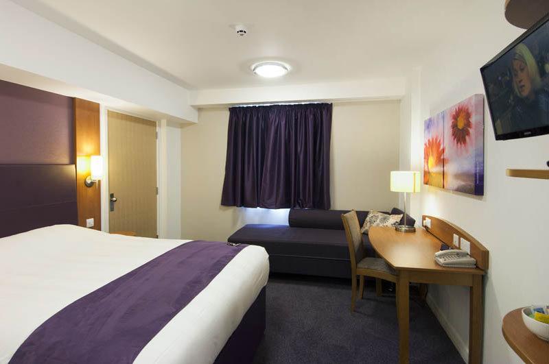 Premier Inn Cheltenham Central Exterior photo